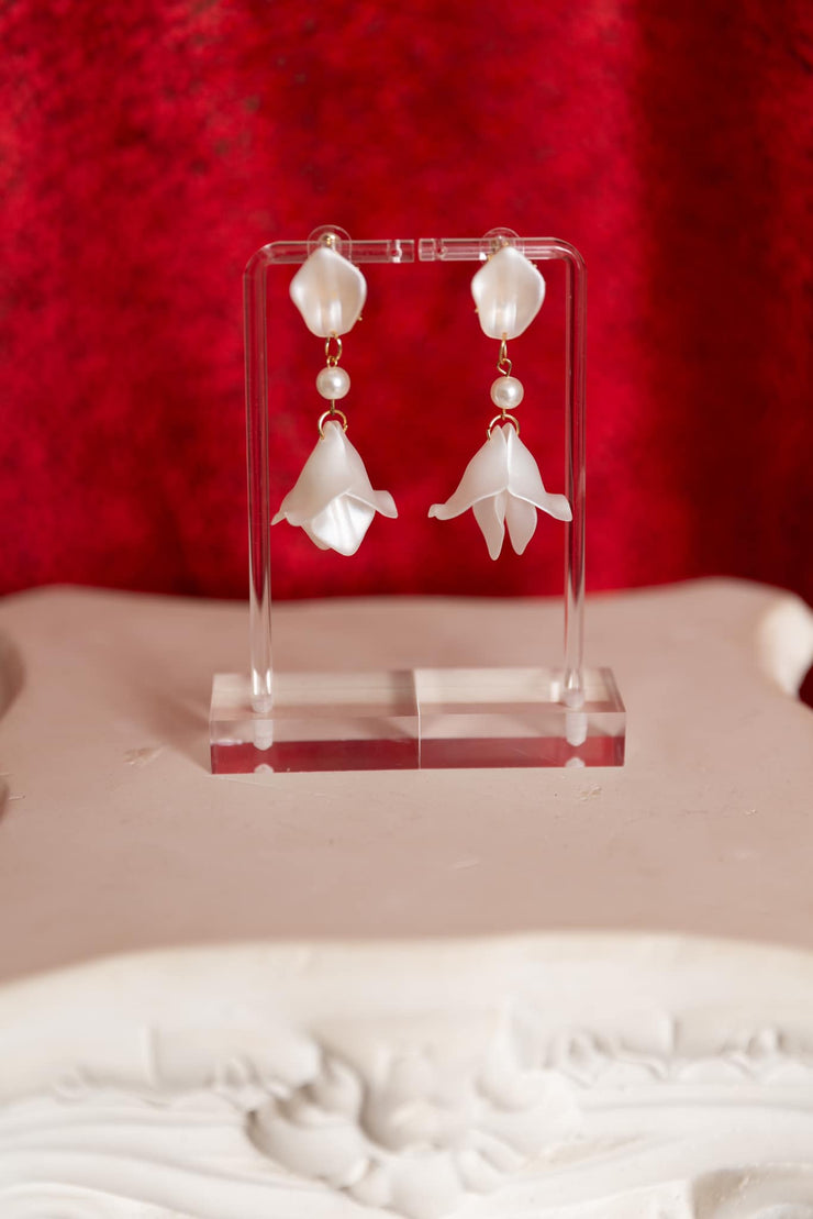 Feel My Petals Black Earrings (metallic white)
