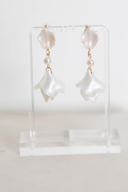 Feel My Petals Black Earrings (metallic white)