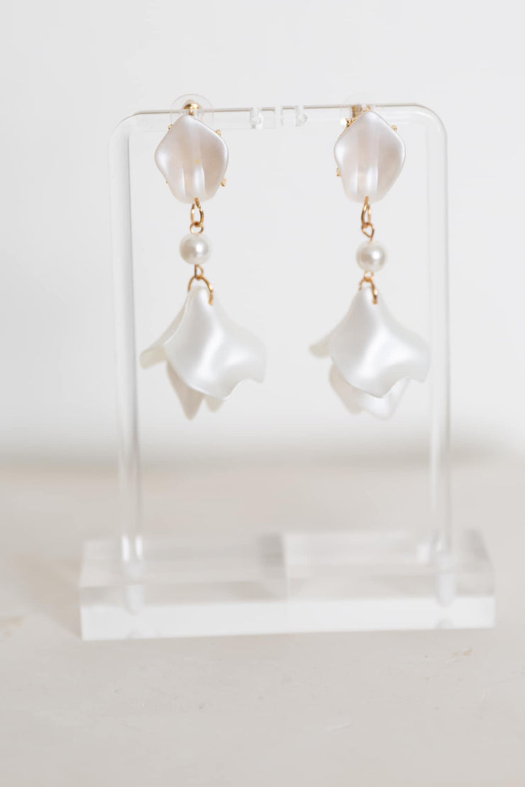 Feel My Petals Black Earrings (metallic white)