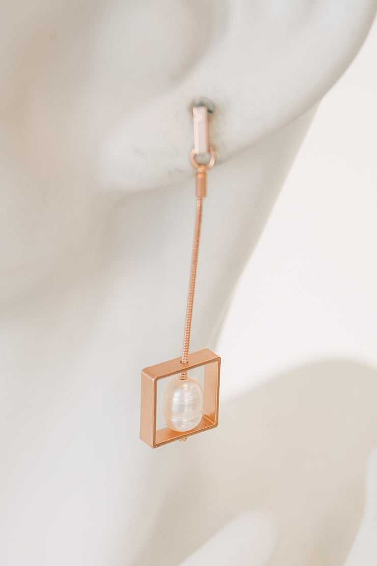 Escape from Paris: Gold Circles Chain Pearl Drop Earrings