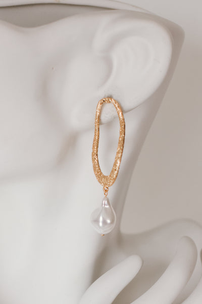Amour Collection: Oval Pearl Earrings