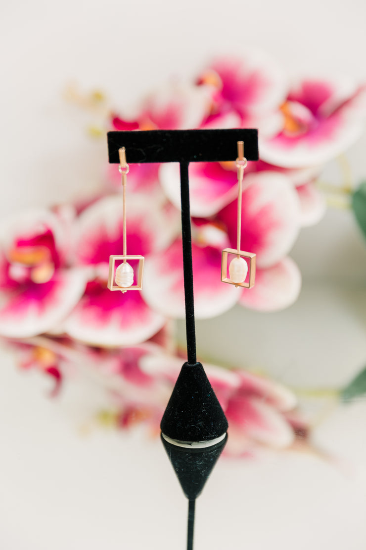 Escape from Paris: Gold Circles Chain Pearl Drop Earrings