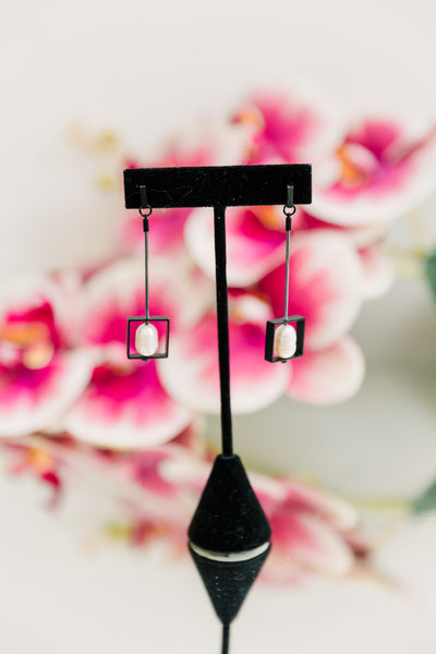 Escape from Paris: Circles Chain Pearl Drop Earrings (Black)