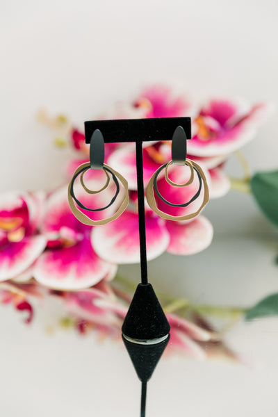 Escape From Paris: Wavy Circle Post Earrings Gold Swirl
