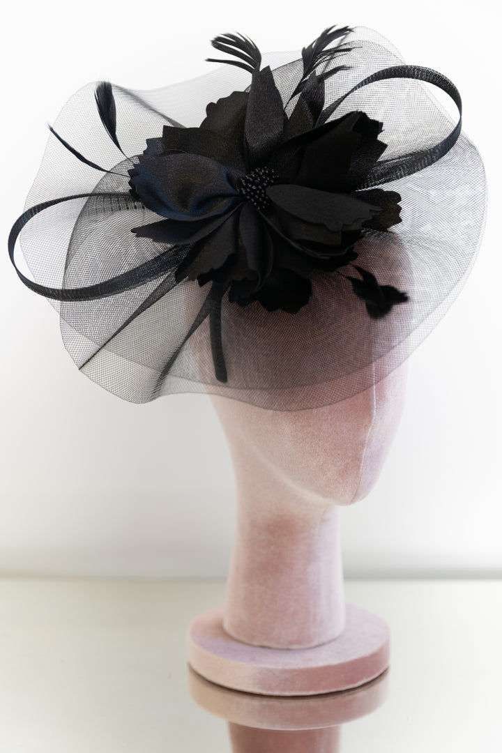 Fascinator in “Noir"